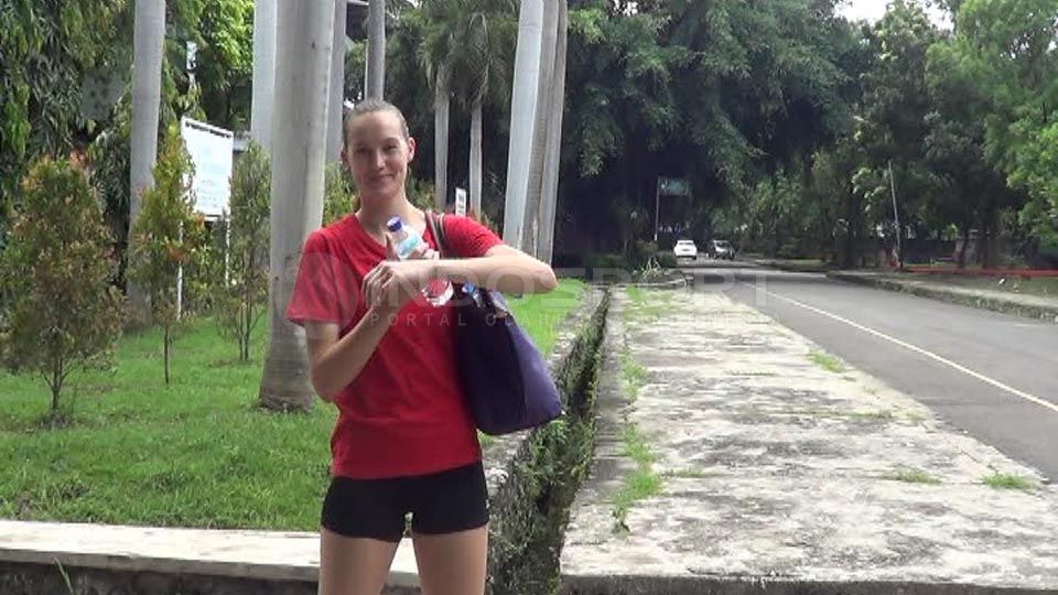 Alaina Coble berusaha menyesuaikan diri dengan kuliner khas Indonesia. Copyright: &copy; Herry Ibrahim/INDOSPORT